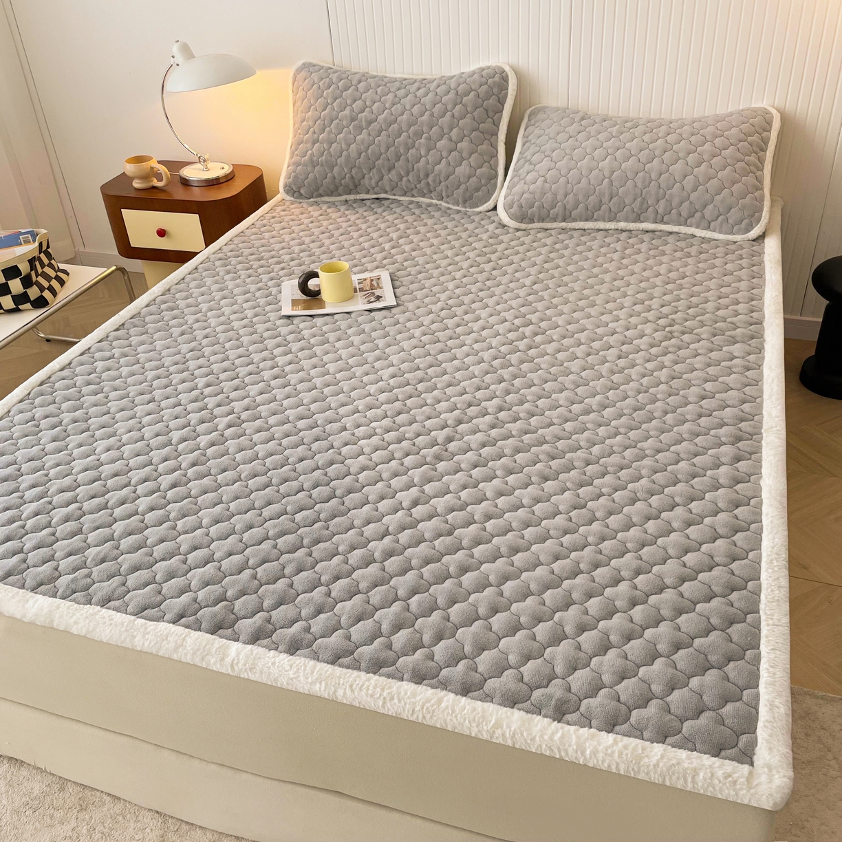 91家纺网 家纺一手货源 找家纺 喜居-2025新款素色牛奶绒床褥床垫-场景二 轻奢灰