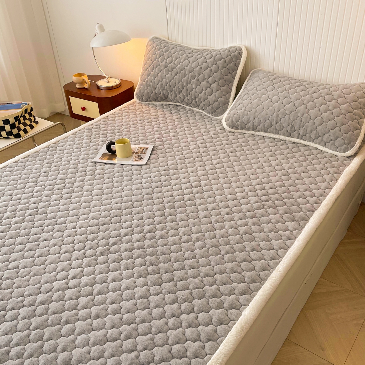 91家纺网 家纺一手货源 找家纺 喜居-2025新款素色牛奶绒床褥床垫-场景二 轻奢灰