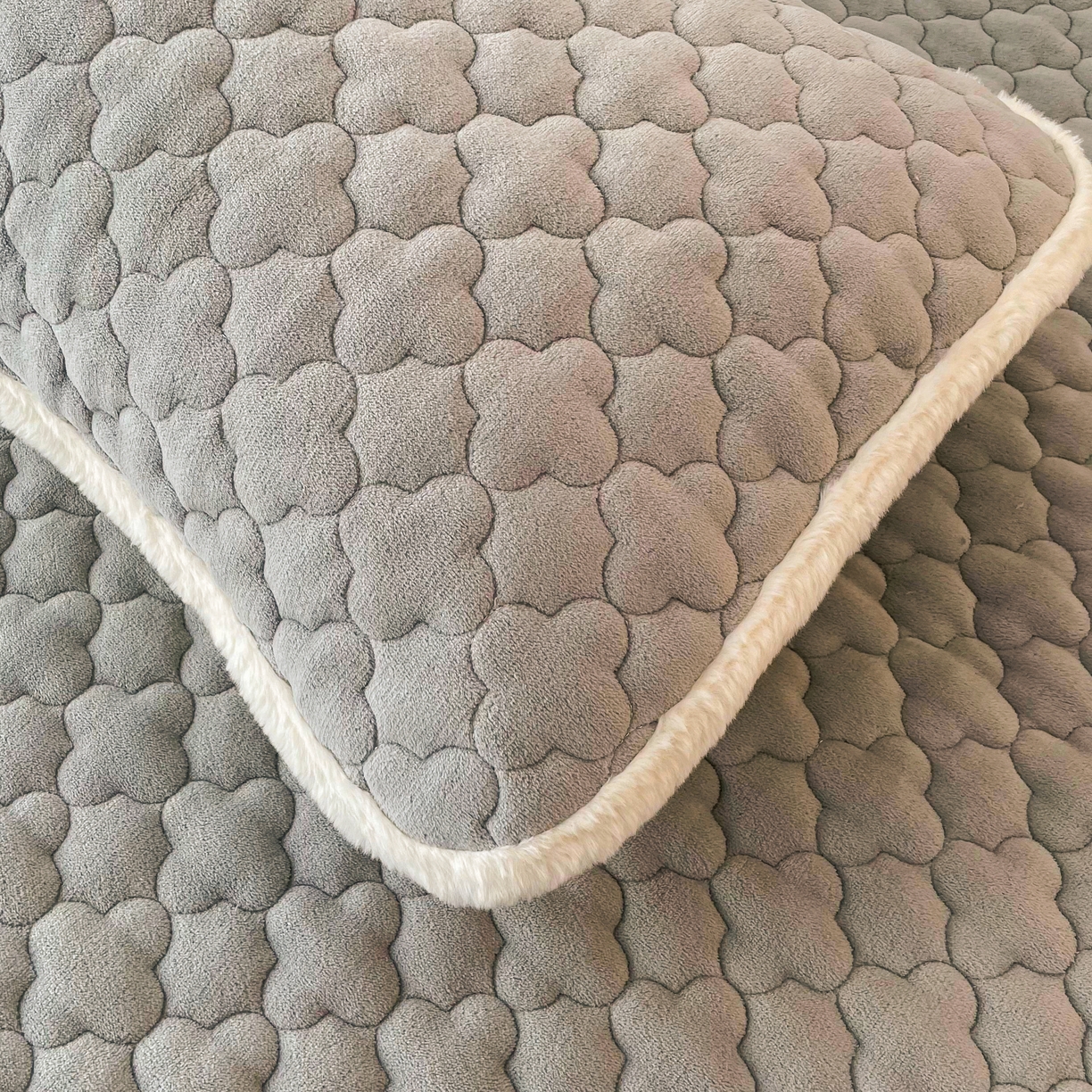 91家纺网 家纺一手货源 找家纺 喜居-2025新款素色牛奶绒床褥床垫-场景二 轻奢灰