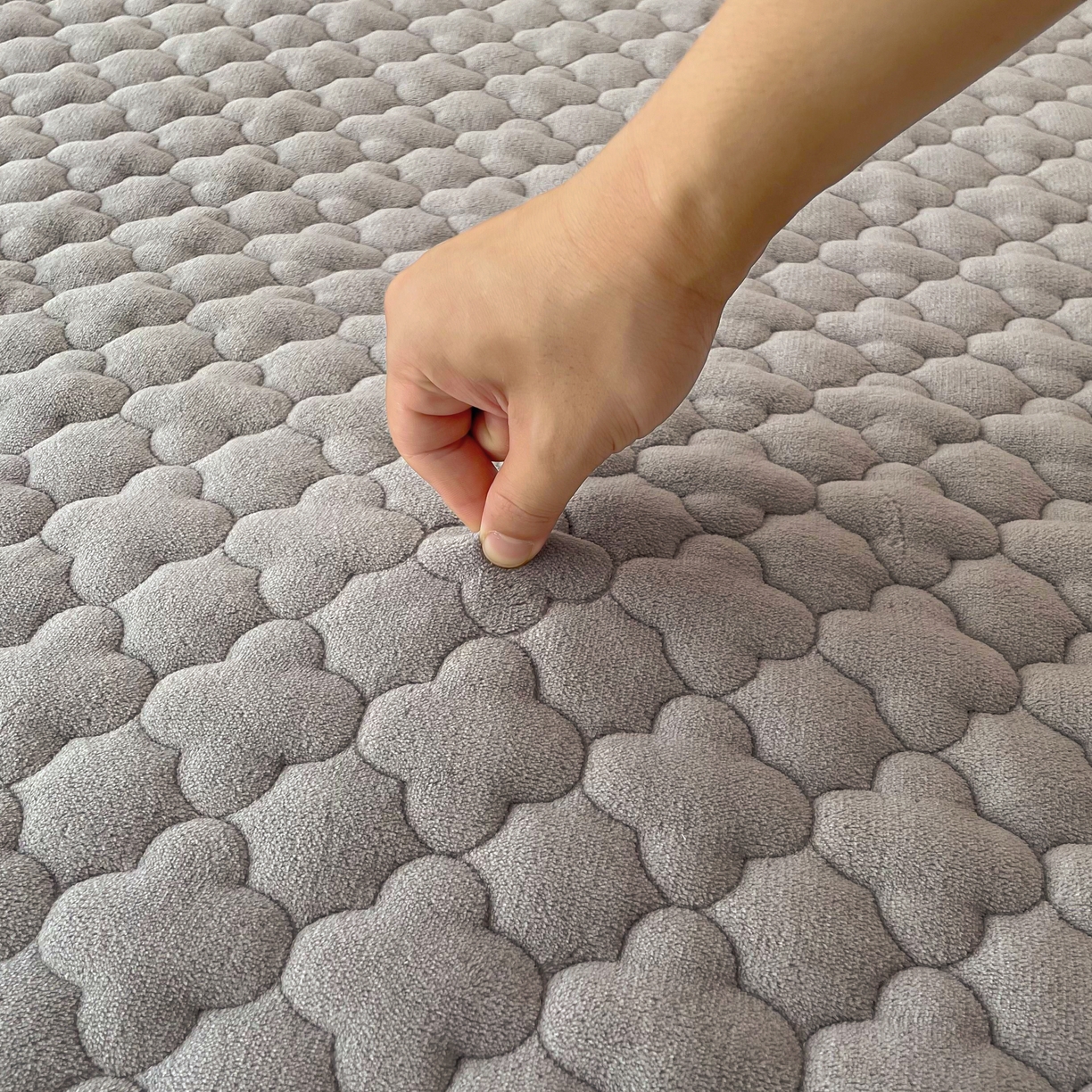 91家纺网 家纺一手货源 找家纺 喜居-2025新款素色牛奶绒床褥床垫-场景二 轻奢灰