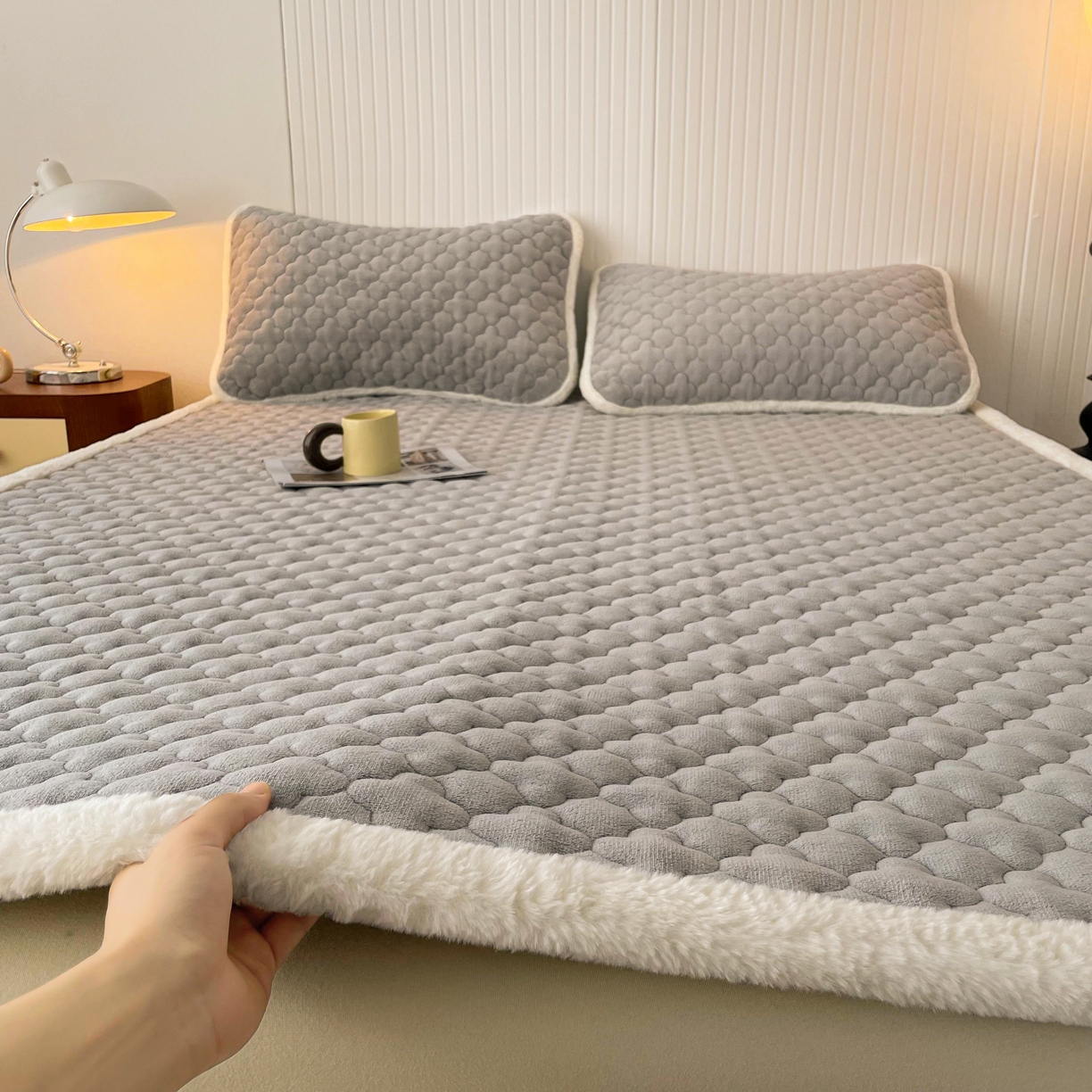 91家纺网 家纺一手货源 找家纺 喜居-2025新款素色牛奶绒床褥床垫-场景二 轻奢灰