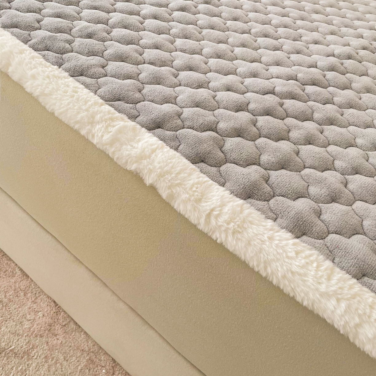 91家纺网 家纺一手货源 找家纺 喜居-2025新款素色牛奶绒床褥床垫-场景二 轻奢灰