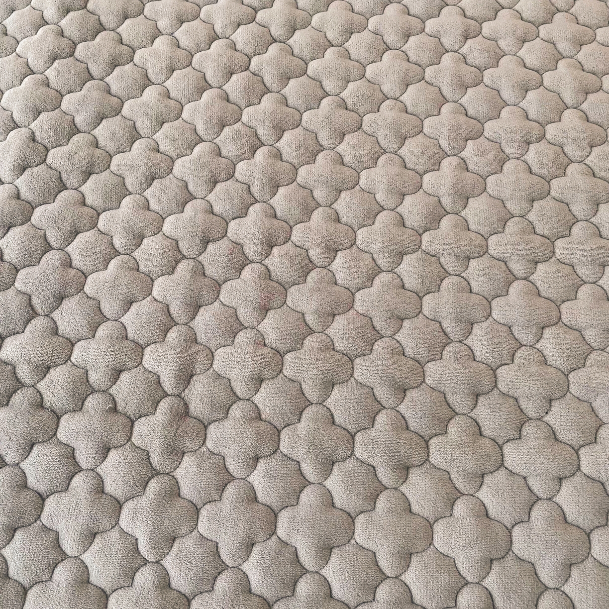 91家纺网 家纺一手货源 找家纺 喜居-2025新款素色牛奶绒床褥床垫-场景二 轻奢灰