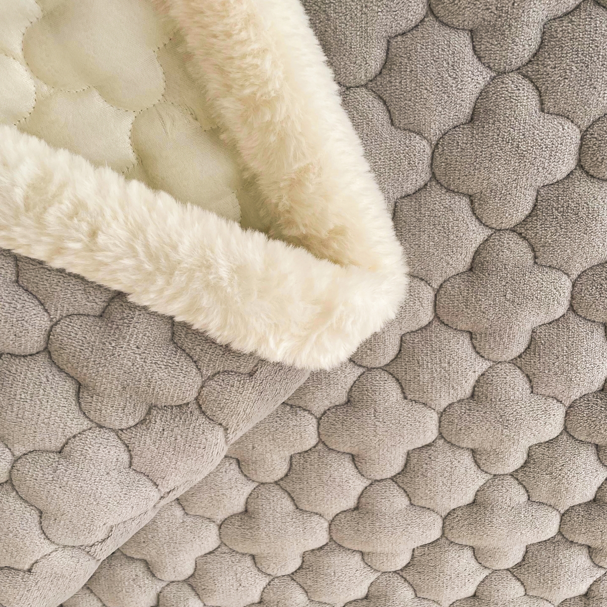 91家纺网 家纺一手货源 找家纺 喜居-2025新款素色牛奶绒床褥床垫-场景二 轻奢灰