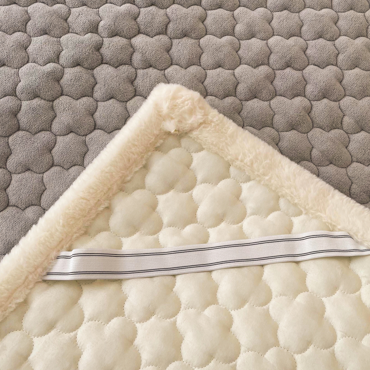 91家纺网 家纺一手货源 找家纺 喜居-2025新款素色牛奶绒床褥床垫-场景二 轻奢灰