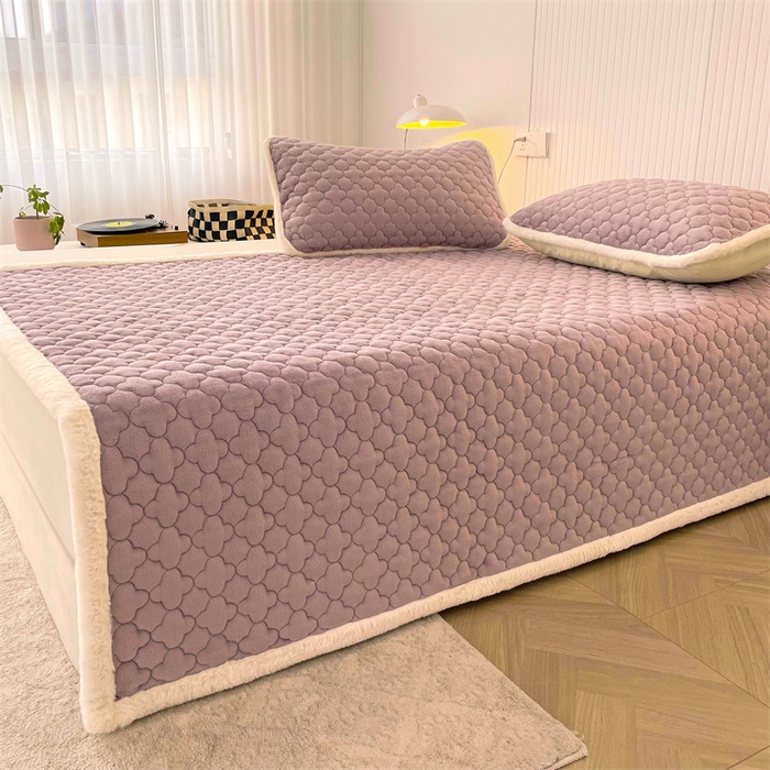 91家纺网 家纺一手货源 找家纺 喜居-2025新款素色牛奶绒床褥床垫-场景二 优雅紫