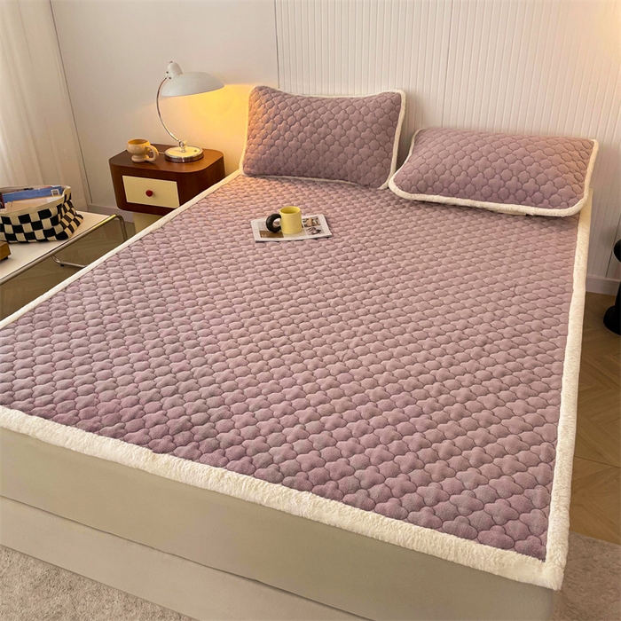91家纺网 家纺一手货源 找家纺 喜居-2025新款素色牛奶绒床褥床垫-场景二 优雅紫
