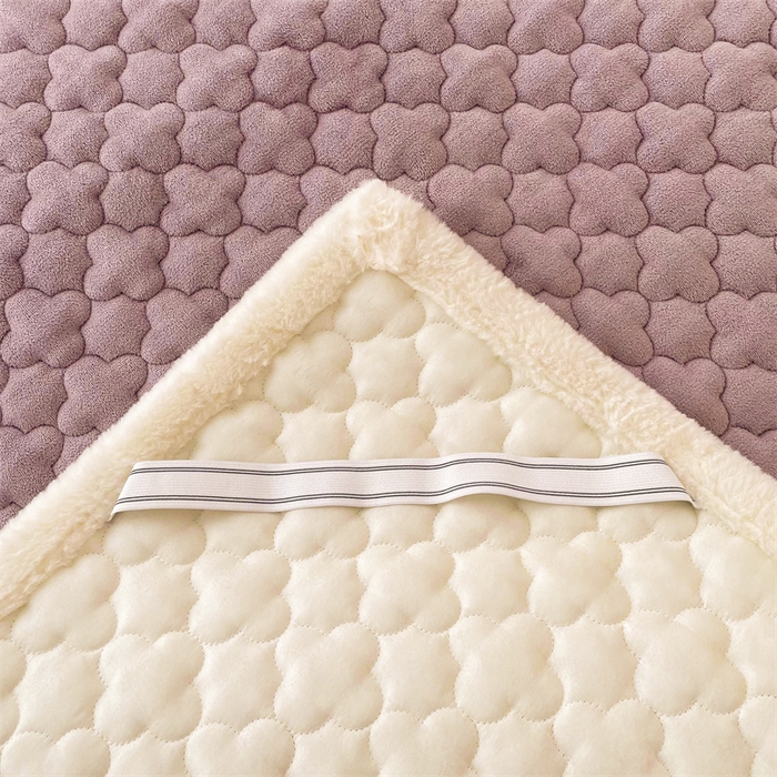 91家纺网 家纺一手货源 找家纺 喜居-2025新款素色牛奶绒床褥床垫-场景二 优雅紫