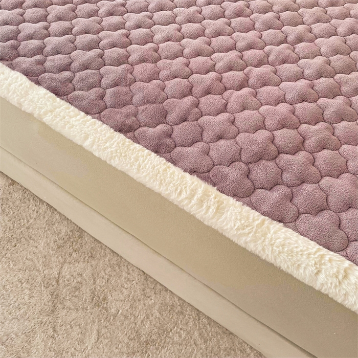 91家纺网 家纺一手货源 找家纺 喜居-2025新款素色牛奶绒床褥床垫-场景二 优雅紫