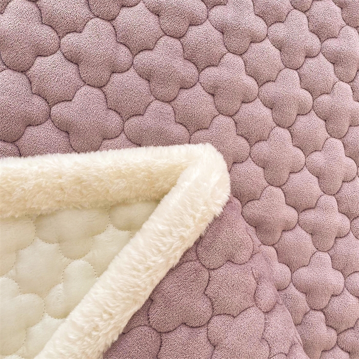 91家纺网 家纺一手货源 找家纺 喜居-2025新款素色牛奶绒床褥床垫-场景二 优雅紫