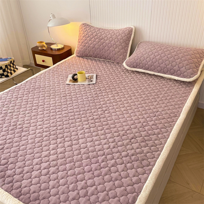 91家纺网 家纺一手货源 找家纺 喜居-2025新款素色牛奶绒床褥床垫-场景二 优雅紫