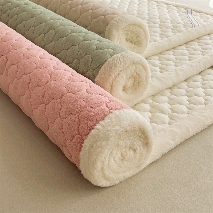 91家纺网 家纺一手货源 找家纺 喜居-2025新款素色牛奶绒床褥床垫-场景二 组合图