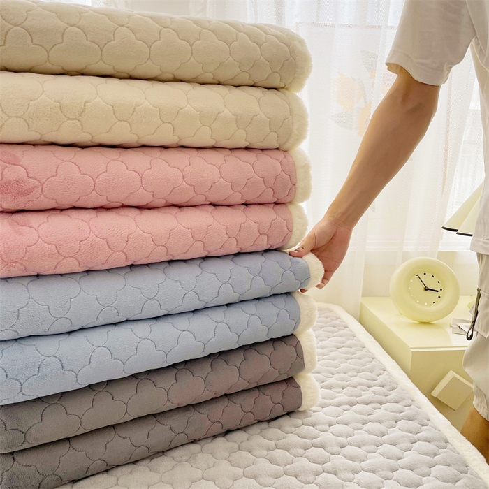 91家纺网 家纺一手货源 找家纺 喜居-2025新款素色牛奶绒床褥床垫-场景二 组合图