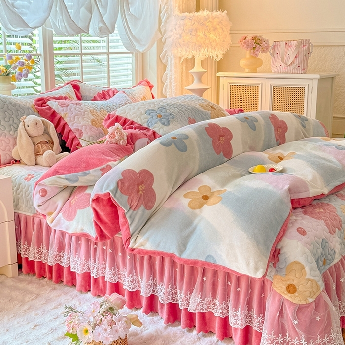 91家纺网 家纺一手货源 找家纺 （总）九诺家纺 2025新款直播热款双层蕾丝花边牛奶绒印花床盖四件套床盖单件三件套