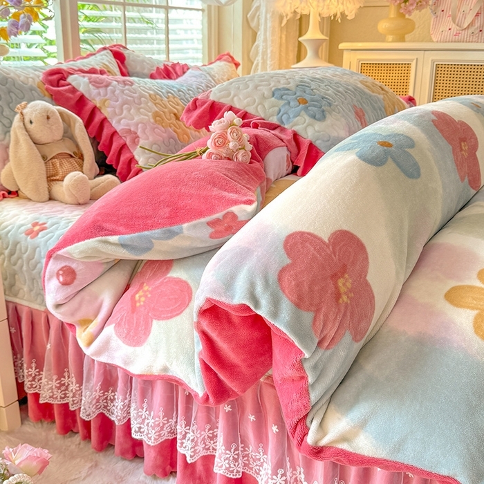 91家纺网 家纺一手货源 找家纺 （总）九诺家纺 2025新款直播热款双层蕾丝花边牛奶绒印花床盖四件套床盖单件三件套