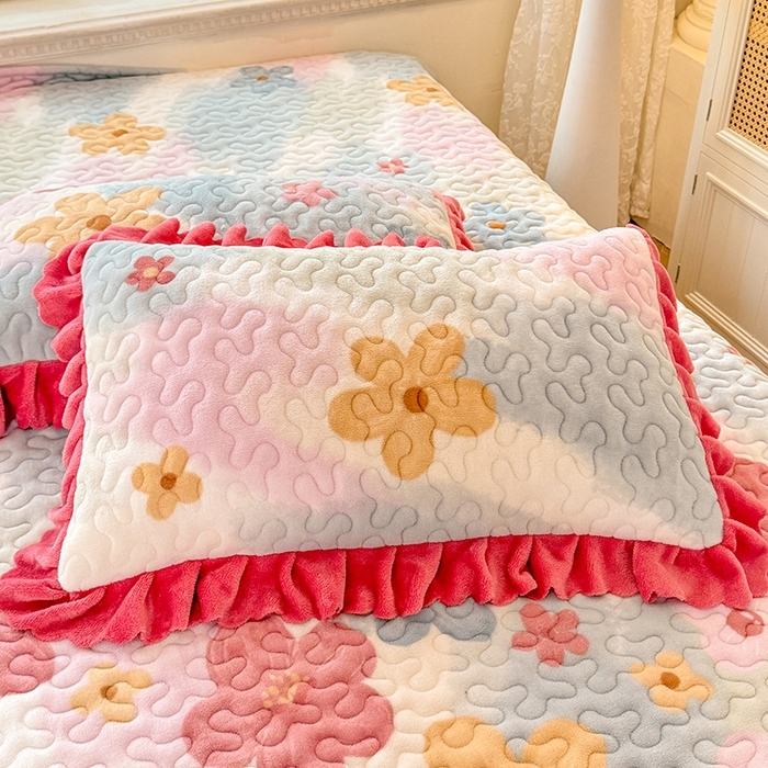 91家纺网 家纺一手货源 找家纺 （总）九诺家纺 2025新款直播热款双层蕾丝花边牛奶绒印花床盖四件套床盖单件三件套