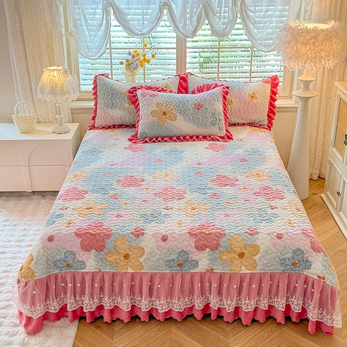 91家纺网 家纺一手货源 找家纺 （总）九诺家纺 2025新款直播热款双层蕾丝花边牛奶绒印花床盖四件套床盖单件三件套