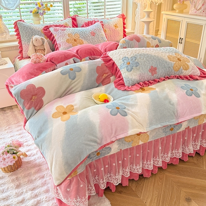 91家纺网 家纺一手货源 找家纺 （总）九诺家纺 2025新款直播热款双层蕾丝花边牛奶绒印花床盖四件套床盖单件三件套