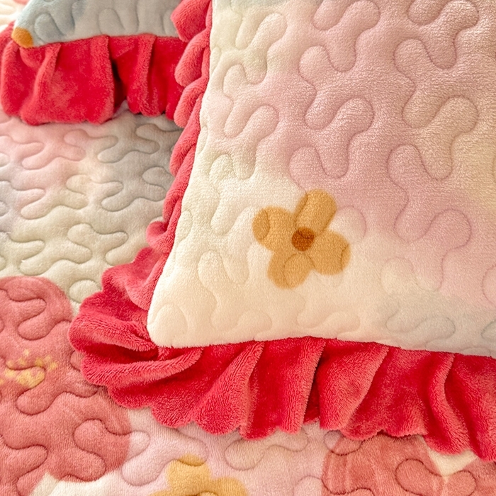 91家纺网 家纺一手货源 找家纺 （总）九诺家纺 2025新款直播热款双层蕾丝花边牛奶绒印花床盖四件套床盖单件三件套