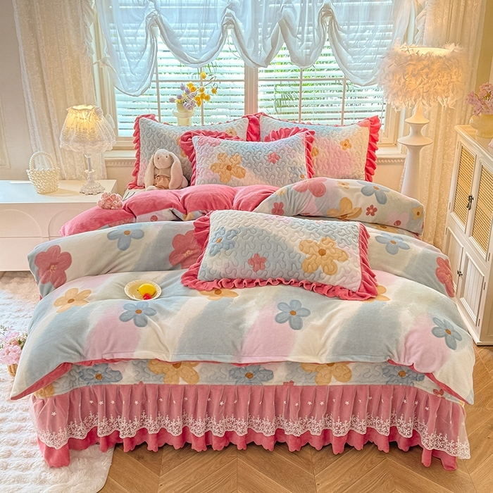 91家纺网 家纺一手货源 找家纺 （总）九诺家纺 2025新款直播热款双层蕾丝花边牛奶绒印花床盖四件套床盖单件三件套