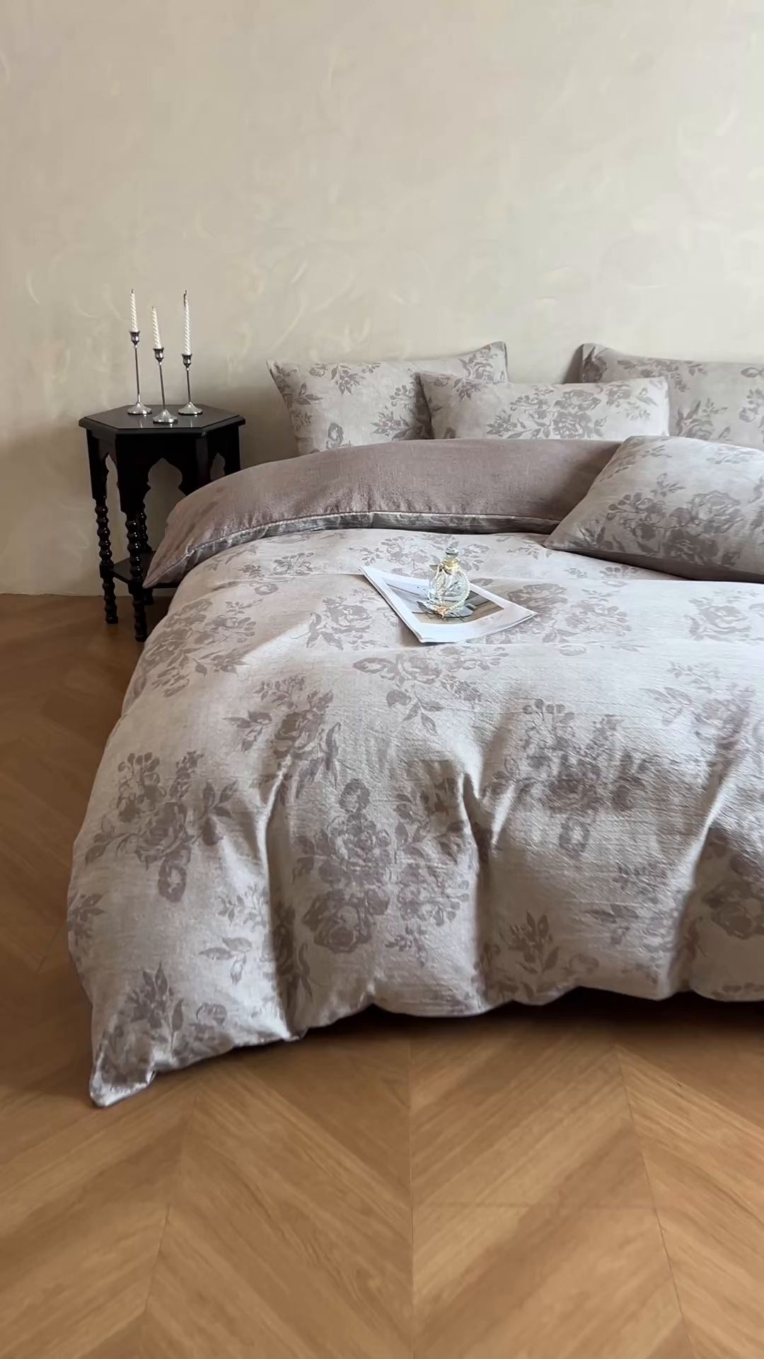 91家纺网 家纺一手货源 找家纺 艺玲家纺 2025新款加厚高克重原麻复古风亚麻印花四件套 木槿花