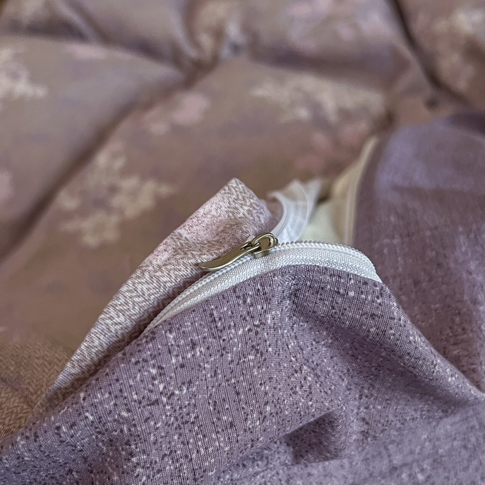 91家纺网 家纺一手货源 找家纺 艺玲家纺 2025新款加厚高克重原麻复古风亚麻印花四件套 烟棠紫