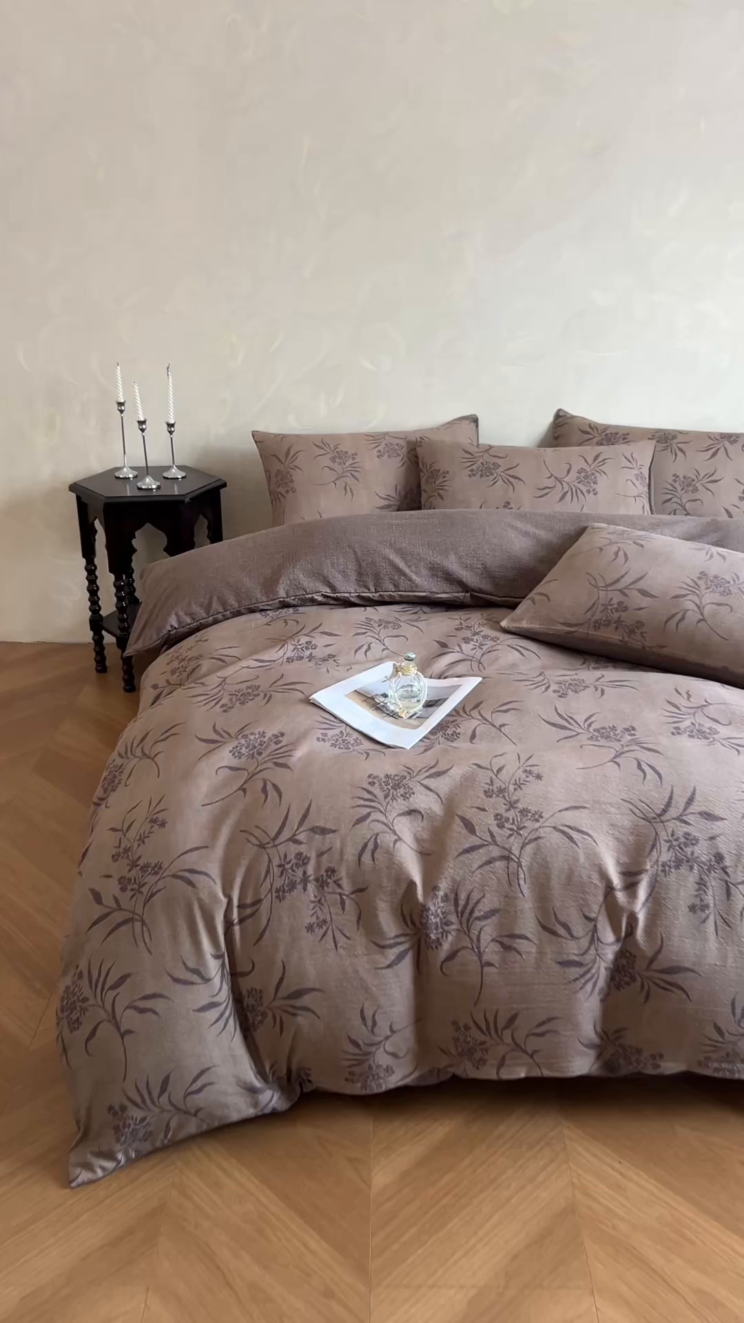 91家纺网 家纺一手货源 找家纺 艺玲家纺 2025新款加厚高克重原麻复古风亚麻印花四件套 岩间絮