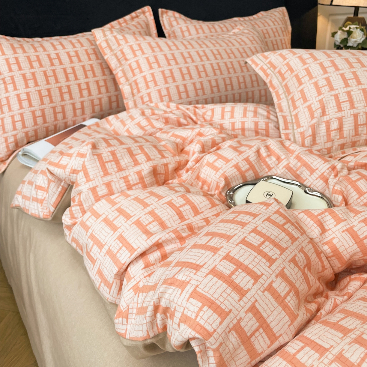 91家纺网 家纺一手货源 找家纺 洁柔直播新款全棉磨毛喷气印花四件套加厚纯棉三件套（一字绣工艺款）米莱 风尚