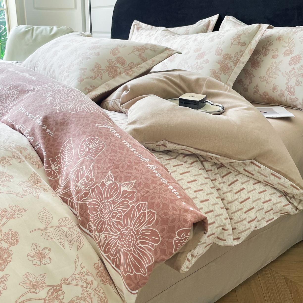 91家纺网 家纺一手货源 找家纺 洁柔直播新款全棉磨毛喷气印花四件套加厚纯棉三件套（一字绣工艺款）瑞卡斯