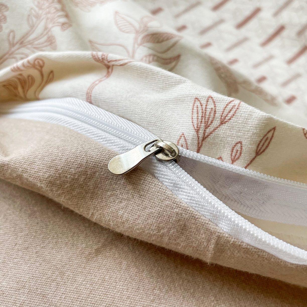 91家纺网 家纺一手货源 找家纺 洁柔直播新款全棉磨毛喷气印花四件套加厚纯棉三件套（一字绣工艺款）瑞卡斯