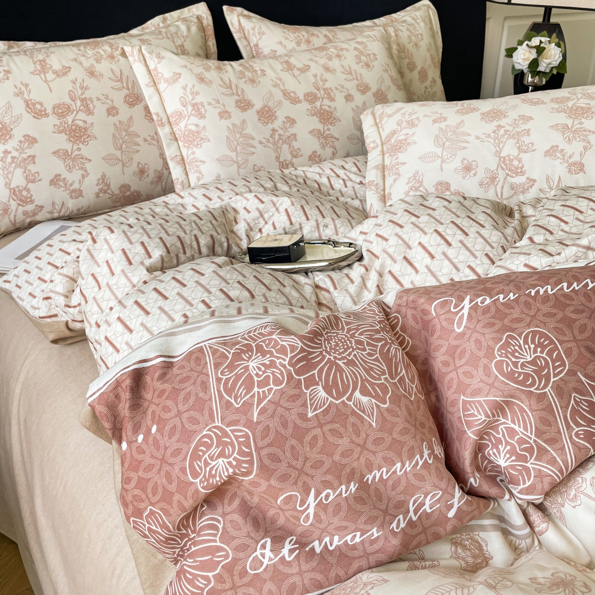 91家纺网 家纺一手货源 找家纺 洁柔直播新款全棉磨毛喷气印花四件套加厚纯棉三件套（一字绣工艺款）瑞卡斯