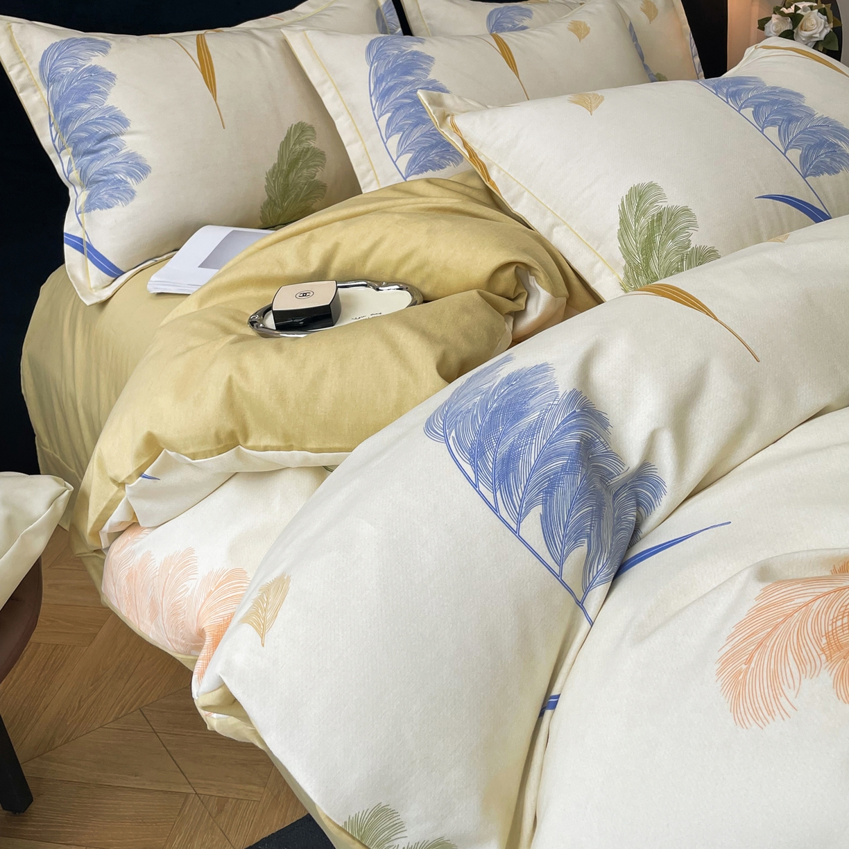 91家纺网 家纺一手货源 找家纺 洁柔直播新款全棉磨毛喷气印花四件套加厚纯棉三件套（一字绣工艺款）羽毛诗情