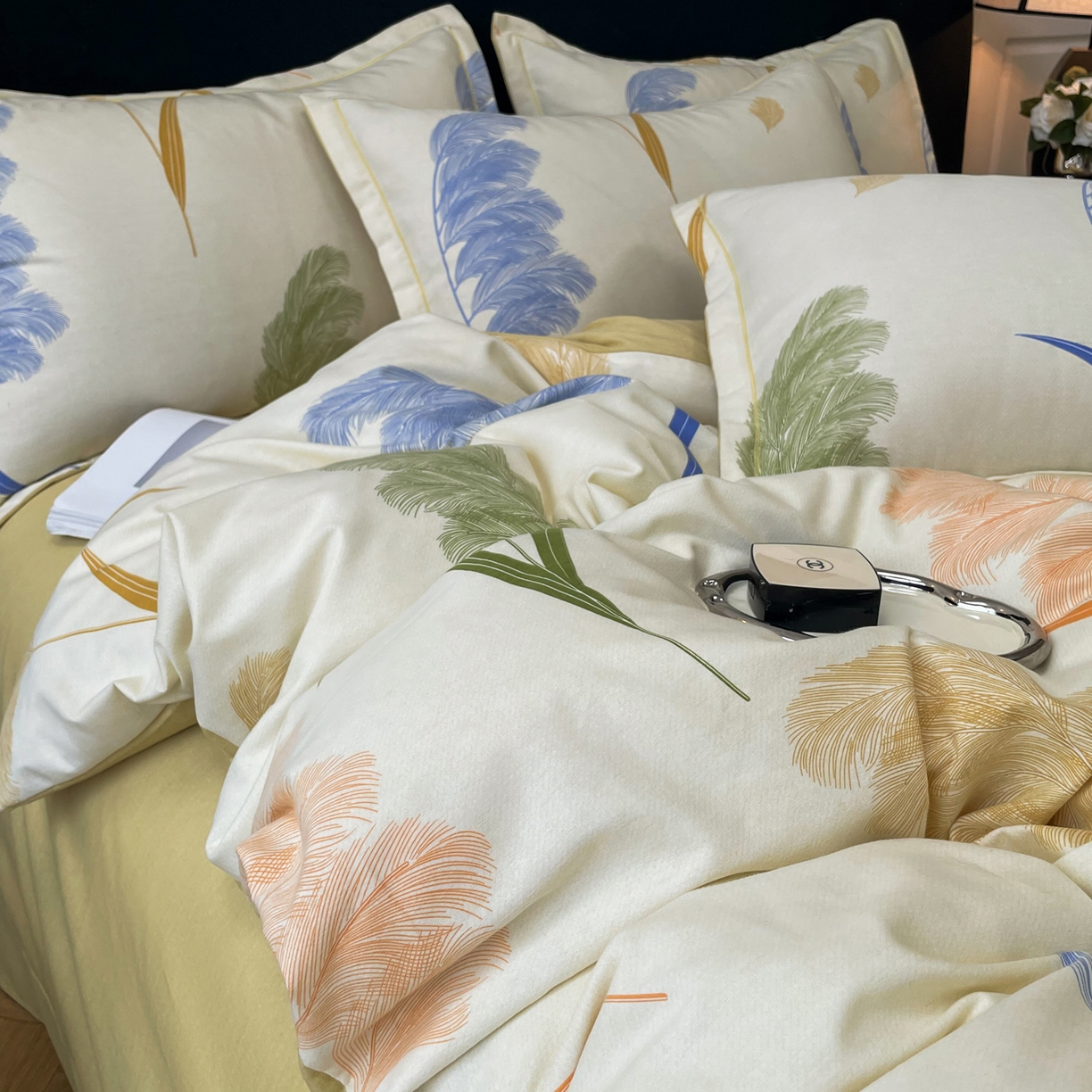 91家纺网 家纺一手货源 找家纺 洁柔直播新款全棉磨毛喷气印花四件套加厚纯棉三件套（一字绣工艺款）羽毛诗情