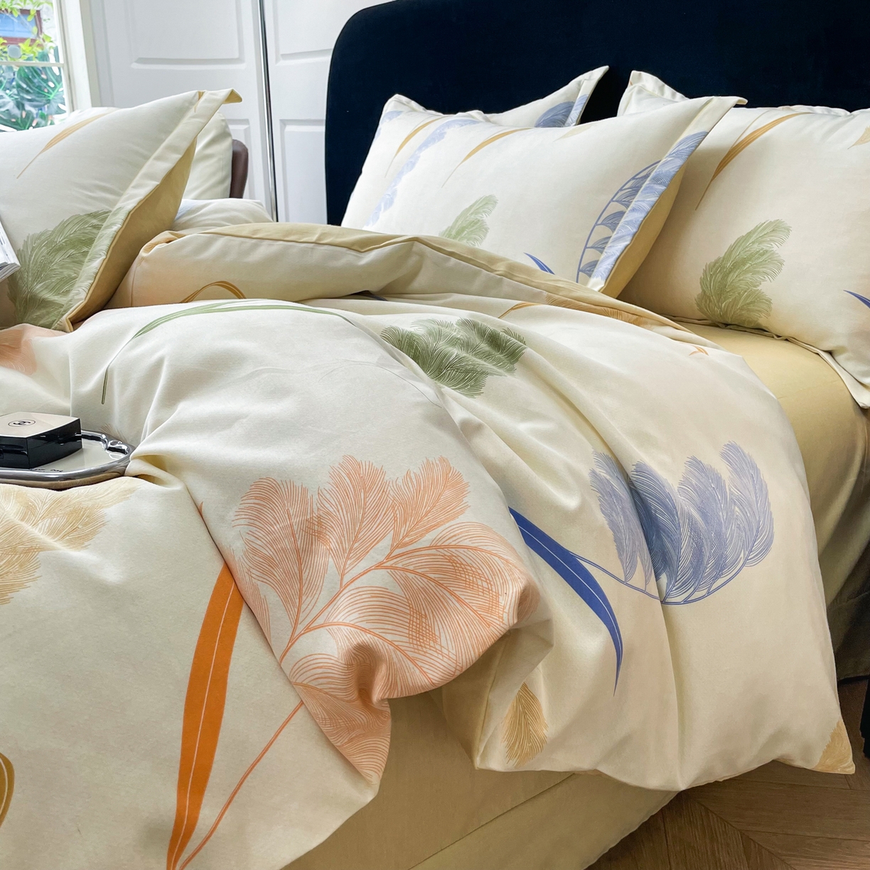 91家纺网 家纺一手货源 找家纺 洁柔直播新款全棉磨毛喷气印花四件套加厚纯棉三件套（一字绣工艺款）羽毛诗情