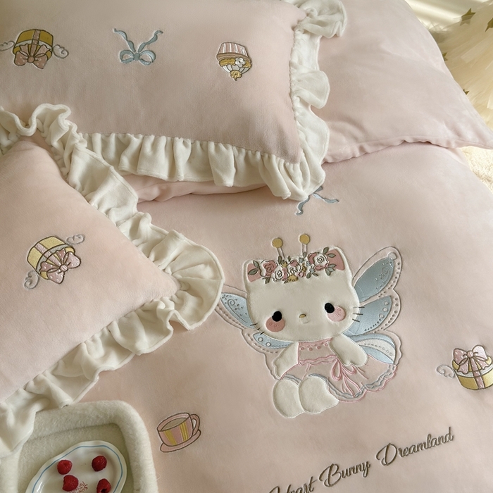 91家纺网 家纺一手货源 找家纺 （总）鹿班家居 2025新款高克重牛奶绒贴布绣系列四件套-可爱暖暖