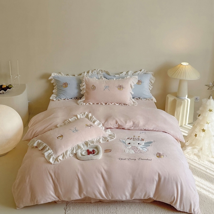 91家纺网 家纺一手货源 找家纺 （总）鹿班家居 2025新款高克重牛奶绒贴布绣系列四件套-可爱暖暖