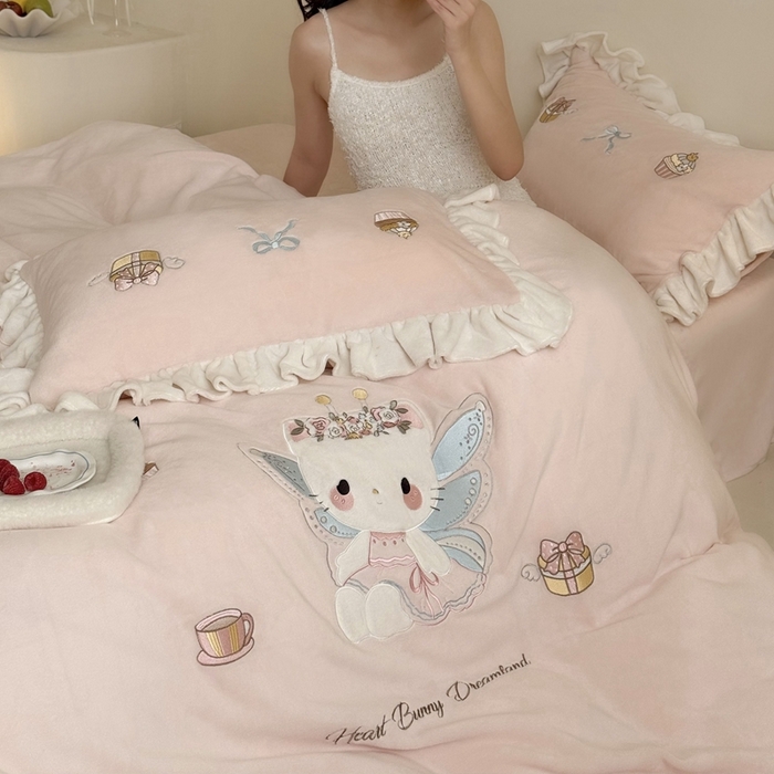 91家纺网 家纺一手货源 找家纺 （总）鹿班家居 2025新款高克重牛奶绒贴布绣系列四件套-可爱暖暖