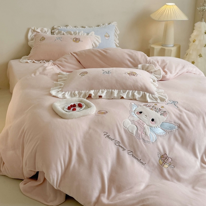 91家纺网 家纺一手货源 找家纺 （总）鹿班家居 2025新款高克重牛奶绒贴布绣系列四件套-可爱暖暖