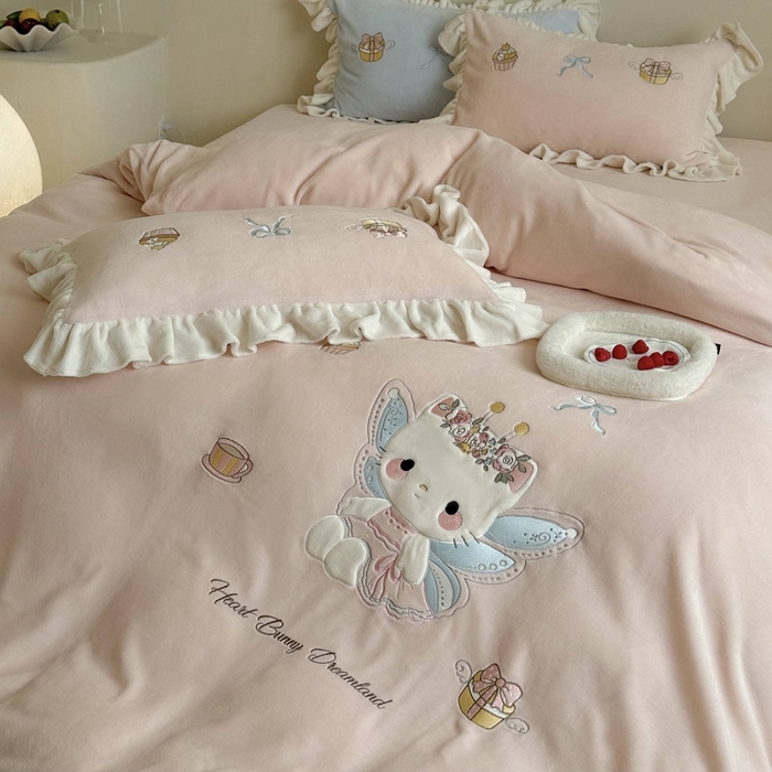 91家纺网 家纺一手货源 找家纺 鹿班家居 2025新款高克重牛奶绒贴布绣系列四件套-可爱暖暖 可爱暖暖-粉色