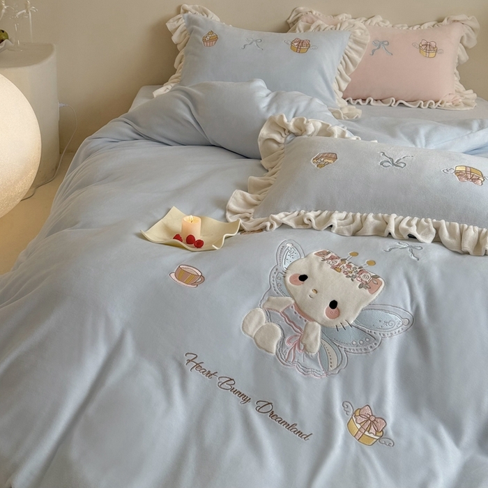 91家纺网 家纺一手货源 找家纺 鹿班家居 2025新款高克重牛奶绒贴布绣系列四件套-可爱暖暖 可爱暖暖-蓝色