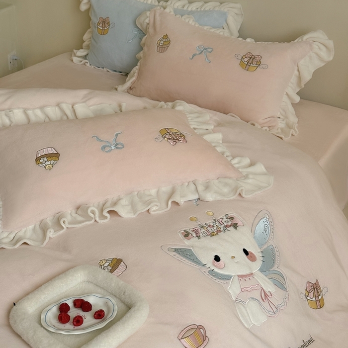 91家纺网 家纺一手货源 找家纺 鹿班家居 2025新款高克重牛奶绒贴布绣系列四件套-可爱暖暖 可爱暖暖-粉色