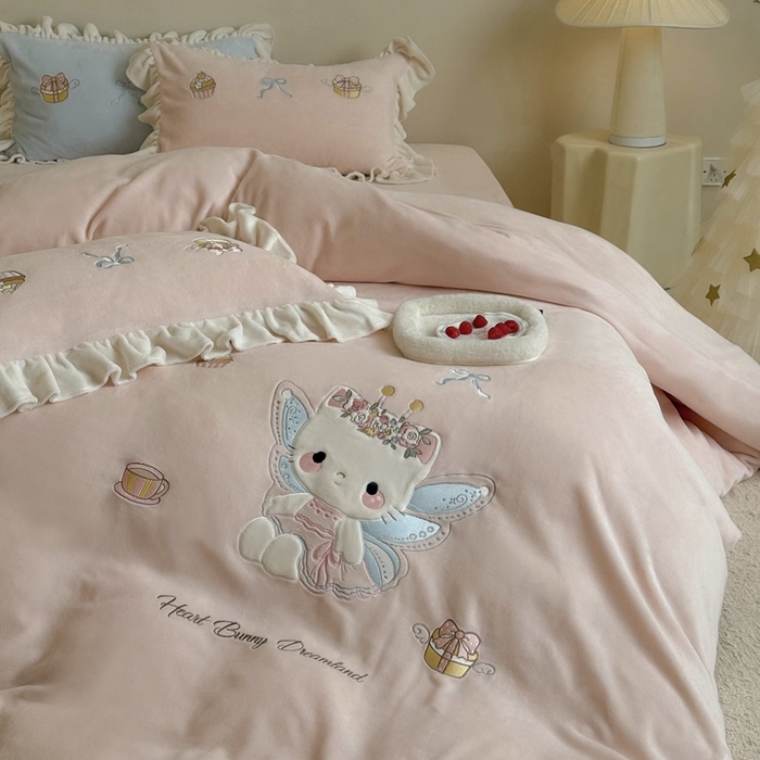 91家纺网 家纺一手货源 找家纺 鹿班家居 2025新款高克重牛奶绒贴布绣系列四件套-可爱暖暖 可爱暖暖-粉色