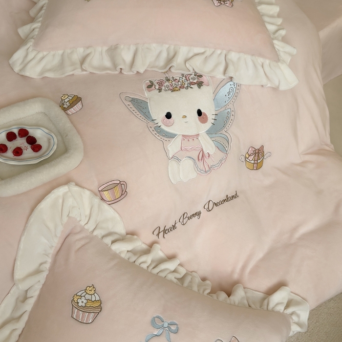 91家纺网 家纺一手货源 找家纺 鹿班家居 2025新款高克重牛奶绒贴布绣系列四件套-可爱暖暖 可爱暖暖-粉色