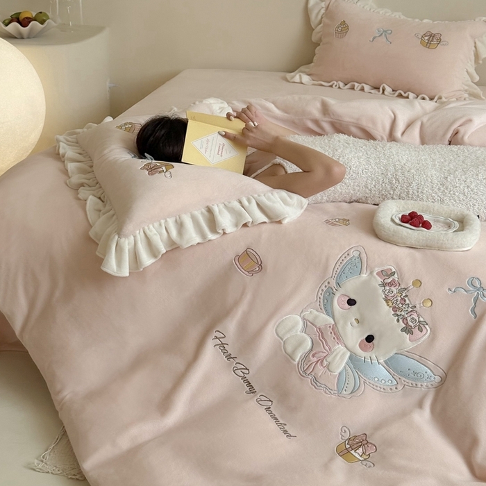 91家纺网 家纺一手货源 找家纺 鹿班家居 2025新款高克重牛奶绒贴布绣系列四件套-可爱暖暖 可爱暖暖-粉色