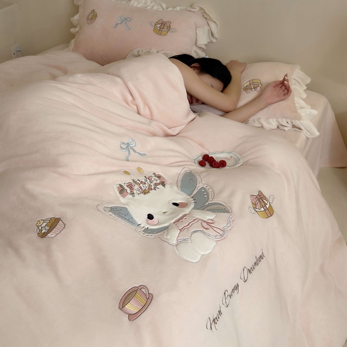 91家纺网 家纺一手货源 找家纺 鹿班家居 2025新款高克重牛奶绒贴布绣系列四件套-可爱暖暖 可爱暖暖-粉色