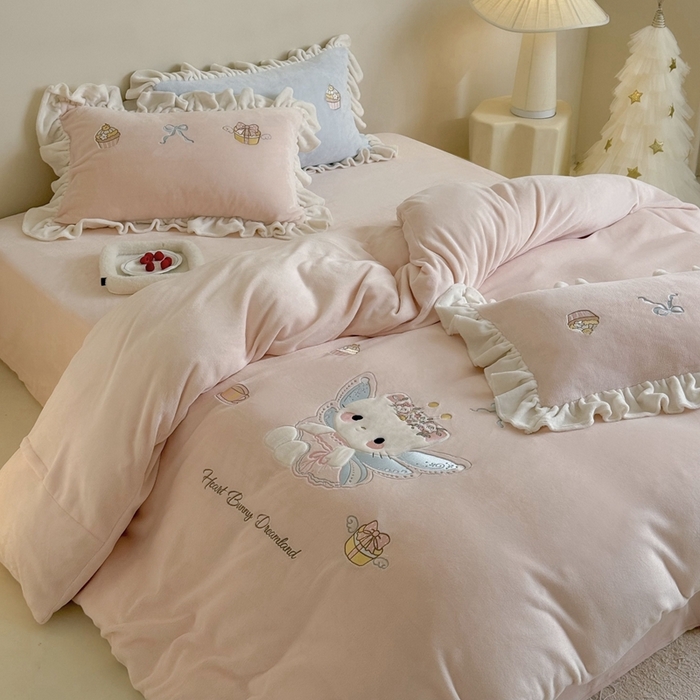 91家纺网 家纺一手货源 找家纺 鹿班家居 2025新款高克重牛奶绒贴布绣系列四件套-可爱暖暖 可爱暖暖-粉色