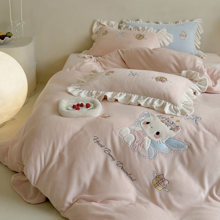 91家纺网 家纺一手货源 找家纺 鹿班家居 2025新款高克重牛奶绒贴布绣系列四件套-可爱暖暖 可爱暖暖-粉色