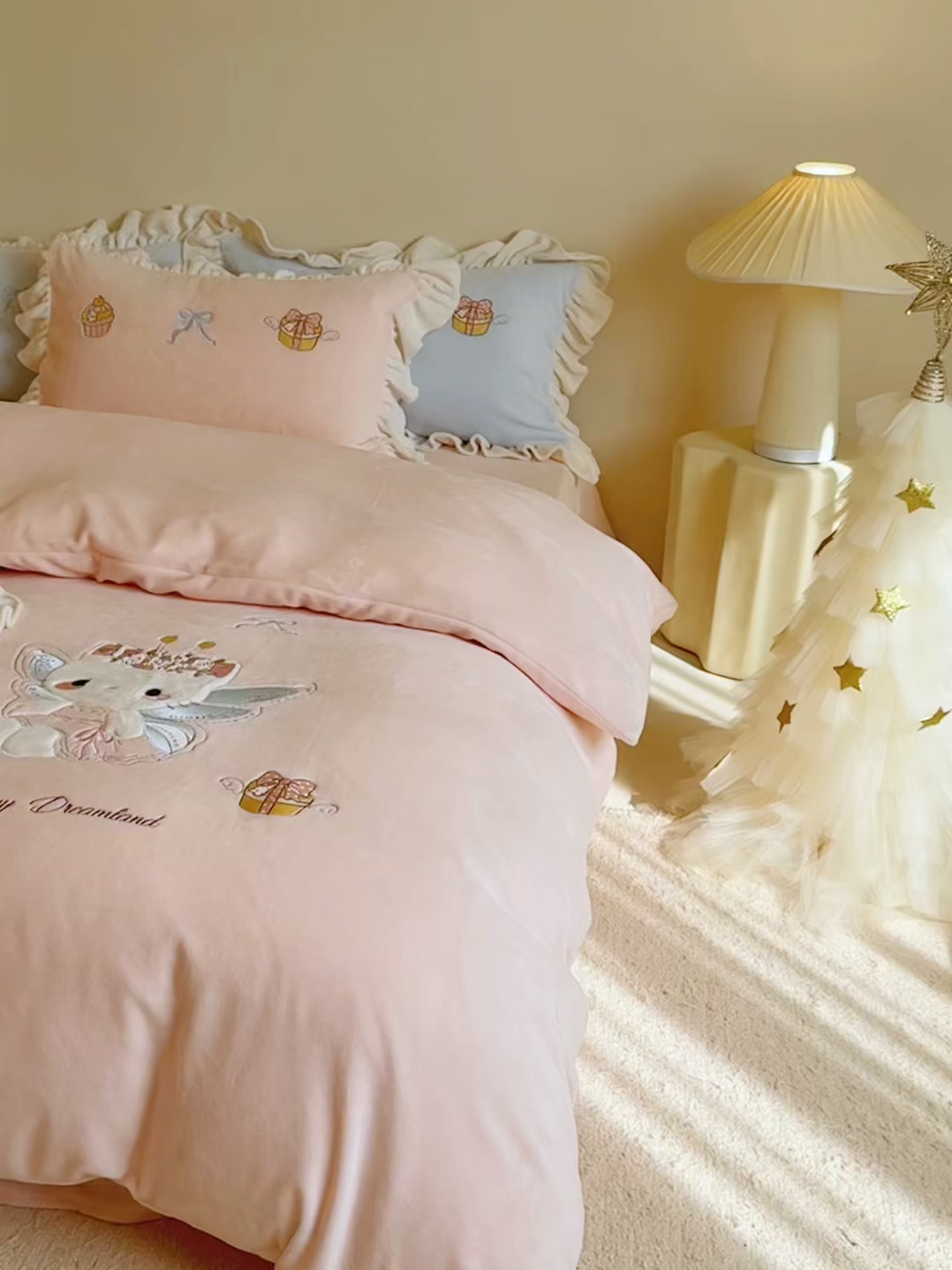 91家纺网 家纺一手货源 找家纺 鹿班家居 2025新款高克重牛奶绒贴布绣系列四件套-可爱暖暖 可爱暖暖-粉色