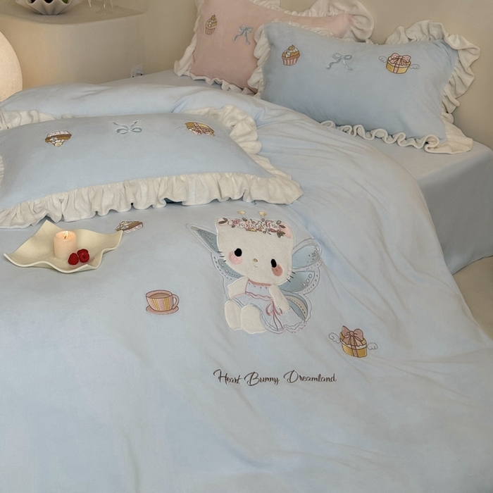 91家纺网 家纺一手货源 找家纺 鹿班家居 2025新款高克重牛奶绒贴布绣系列四件套-可爱暖暖 可爱暖暖-蓝色