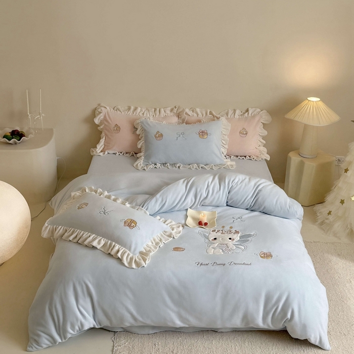 91家纺网 家纺一手货源 找家纺 鹿班家居 2025新款高克重牛奶绒贴布绣系列四件套-可爱暖暖 可爱暖暖-蓝色